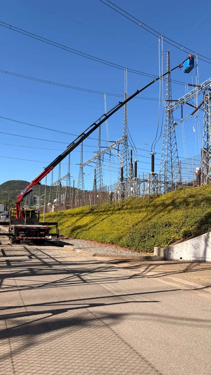 Montaje de estructura metálica con camión pluma