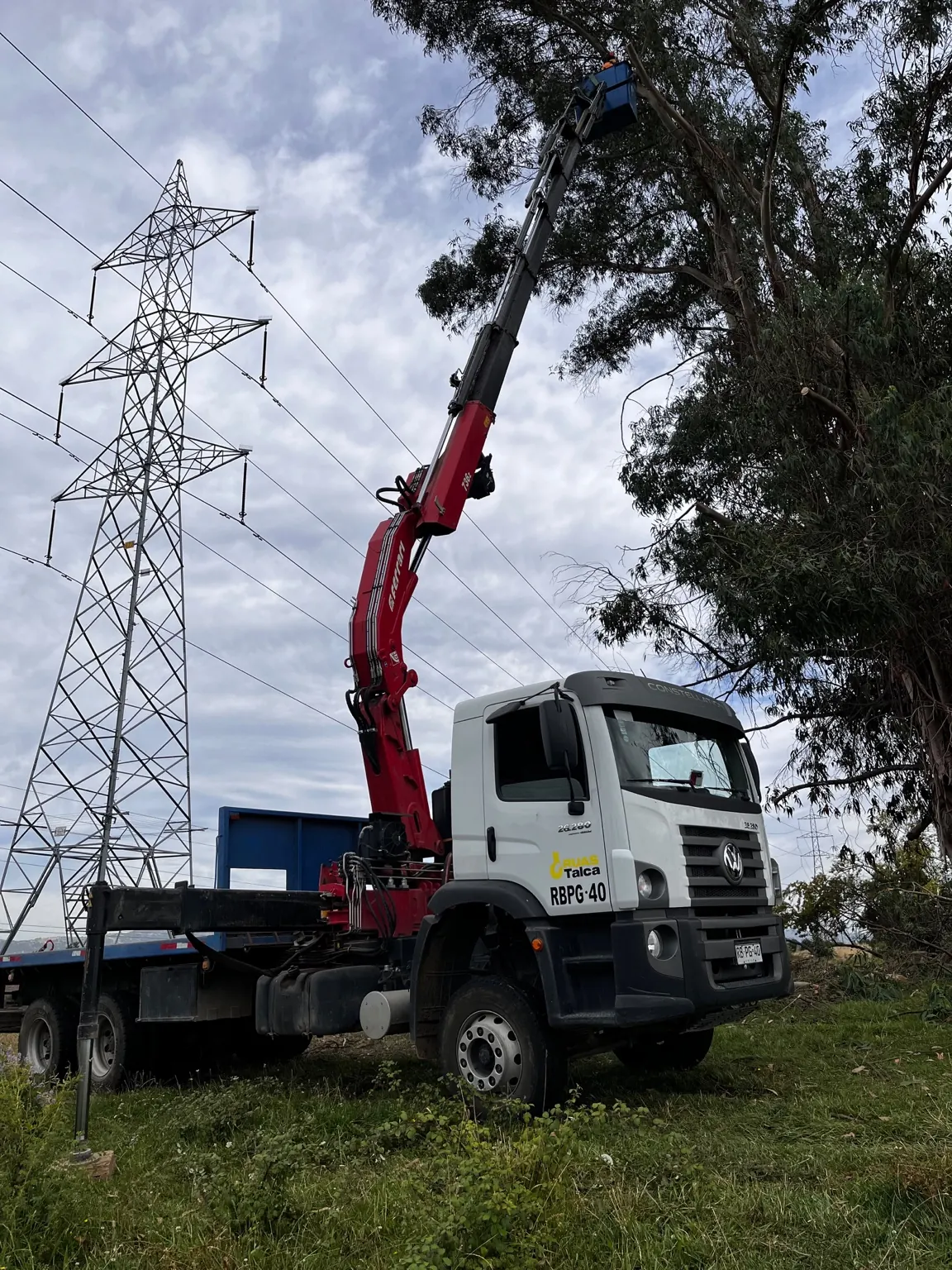 Camión pluma realizando trabajo en altura